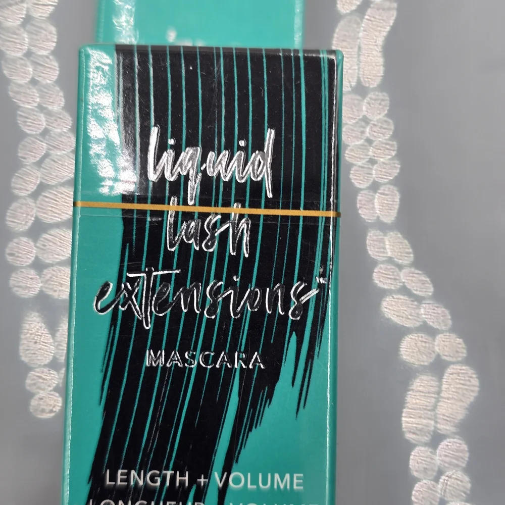 T•h•r•i•v•e Cosmetics Lash Exrending Mascara with Tubing Technology